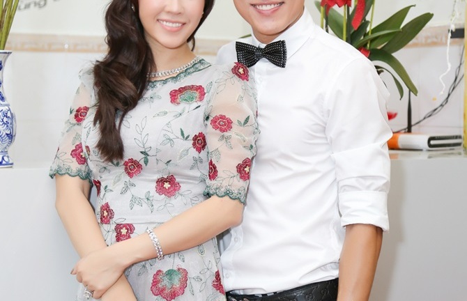 Hoa hậu Thu Hoài tự tin khoe dáng bên dàn mỹ nam